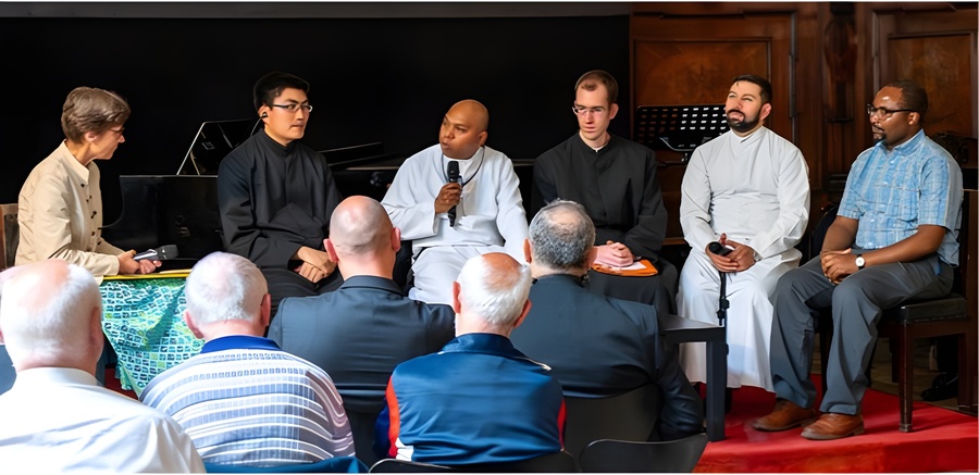 Sr. Christine Rod MC interviewt drei Scholastiker des internationalen Ausbildungshauses Tor de‘ Cenci, Rom (Fr. Joseph Hoa aus Vietnam, Fr. Gabriel da Costa aus Osttimor, Fr. Stefaan Peetermans aus Belgien) sowie P. Márton Gál aus Temeswar und P. Sal