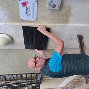 Bernhard Ranftler von der Firma W. Drab – Alt Wiener Gusswaren montiert im April 2025 die Gedenktafel für P. Titus Helde in Mistelbach