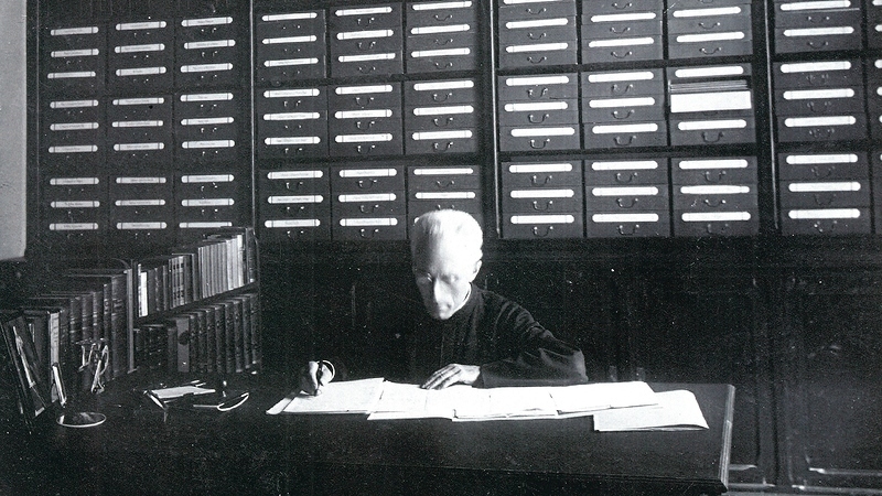 P. Pfeiffer im Mutterhaus in Rom. Er hat flüchtige, hilfesuchende Menschen wortwörtlich hinter einer Wand aus Akten versteckt.