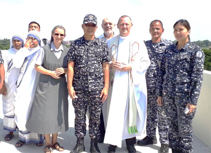 Jesus auf der Terrasse des neuen Gefängnisses / Josef Wilfing Jesus zwischen Sr. Violetta und P. Hubert und Gästen auf der Terrasse des neuen Gefängnisses