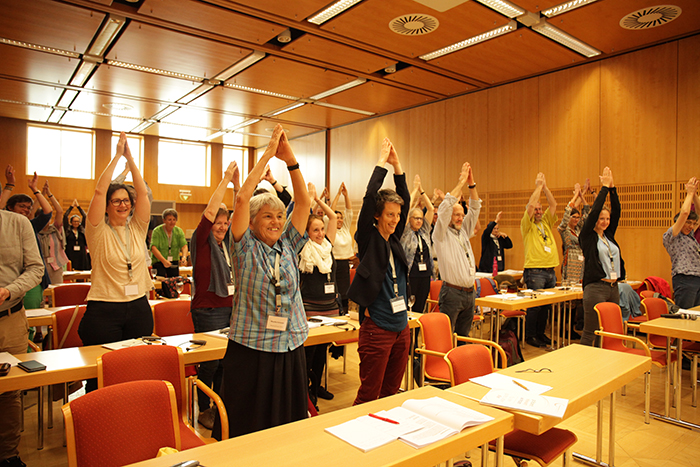 In der Mitte seines Vortrages schlug Ravi Tissera vor, zur Auflockerung den 'Banana-Song' zu tanzen. / öok/manu nitsch In der Mitte seines Vortrages schlug Ravi Tissera vor, zur Auflockerung den 'Banana-Song' zu tanzen.