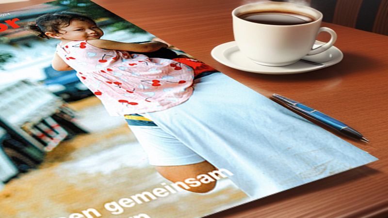 Das Cover der Ausgabe 2023/24 stammt aus Thailand vom Oktober 2022. Es zeigt Vater und Tochter inmitten des Hochwassers, als der Ping-Fluss im Bezirk Muang in Chiang Mai über die Ufer trat.