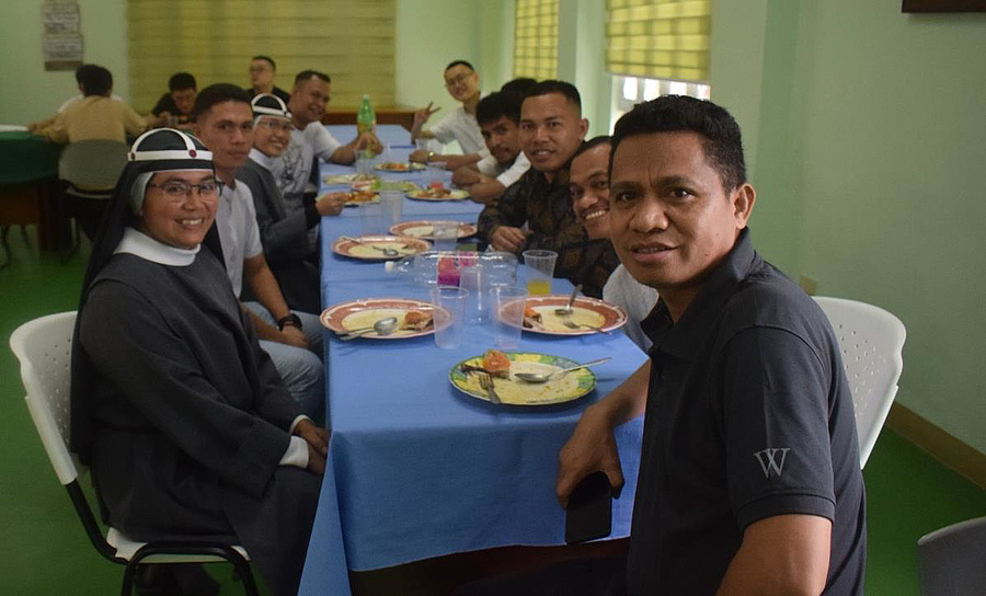 Gäste im Studiensaal, der zum Speisesaal umfunktioniert wurde. Die Novizenmeisterin der Brigittinen und Br. Jeremias