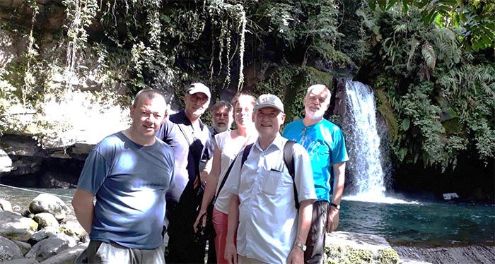 Beim Taytay-Wasserfall / Josef Wilfing Beim Taytay-Wasserfall mit dem Besuch, vorne links P. Hubert