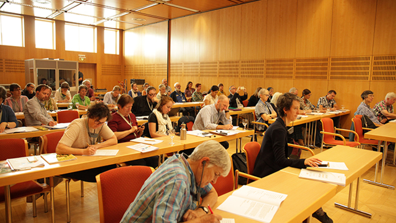 In den Vorträgen der internationalen Referent:innen und in Workshops geht es darum, Forderungen an die Gesellschaft und die katholische Kirche zu formulieren, die radikal und prophetisch und dennoch im christlichen Glauben verankert sind. 