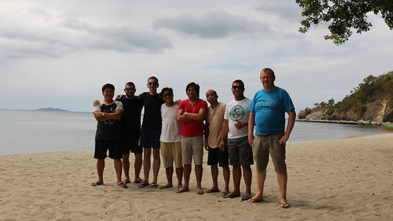 Mit den Novizen am Stand. Novize Adrian 3. von links. P. Kranz ganz rechts