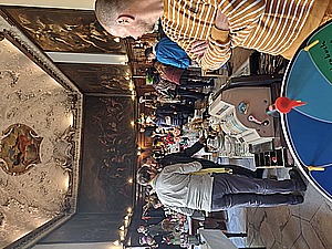 Zahlreiche Besucher:innen stöberten nach Raritäten, Büchern und liebevoll ausgesuchten Kuriositäten