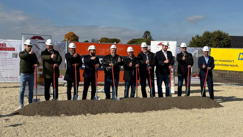 Am 14. Oktober 2025 erfolgte der Spatenstich mit Provinzial P. Márton Gál (4.v.l.)