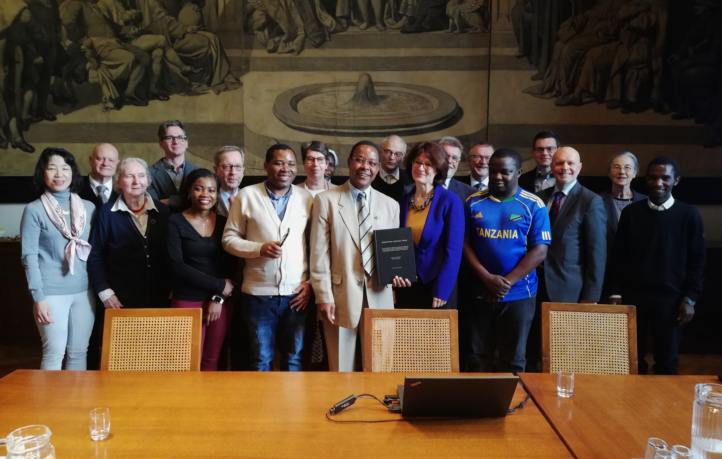 P. Michael Tesha mit Freunden nach bestandener Prüfung / Sr. Ulrike Musick SDS