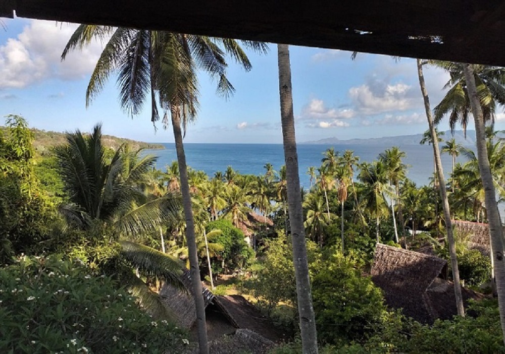 Auf Mindoro / P. Josef Wilfing Auf Mindoro: Blick vom Balkon über die Anlage mit kleinen Häusern zum Meer