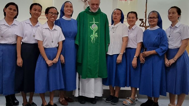 Inselbrief Nr. 28: Die Novizinnen und die Kandidatin der Salvatorianerinnen mit Sr. Alona  (Novizenmeisterin) und ihrer Assistentin.