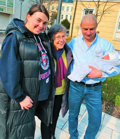 Polinas Eltern mit Schwester Edith und dem Neugeborenen. / Salvatorianerinnen Polinas Eltern mit Schwester Edith und dem Neugeborenen.