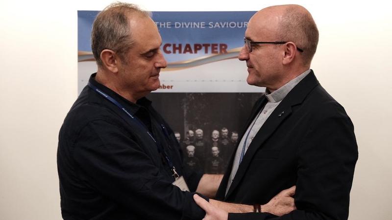 Der scheidende Generalobere P. Milton Zonta (l) beglückwünscht seinen Nachfolger P. Krzysztof Kowalczyk