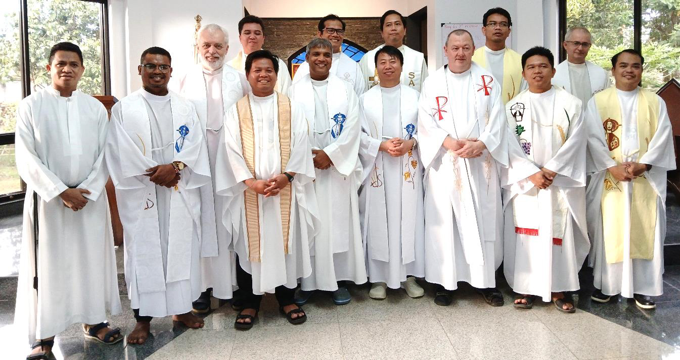 Von links: Br. Jeremias (Ost-Timor), P. Cyrilus (Indonesien), (ich), P. Christopher (PH, Slumschule), P. Michael  (PH, Kaplan), P. Vinoy (IN, Novizenmeister), P. Wilson (PH, in Indonesien), P. Joseph Zhou (CH, Xiamen), P.  Florencio (PH; Berufungspas