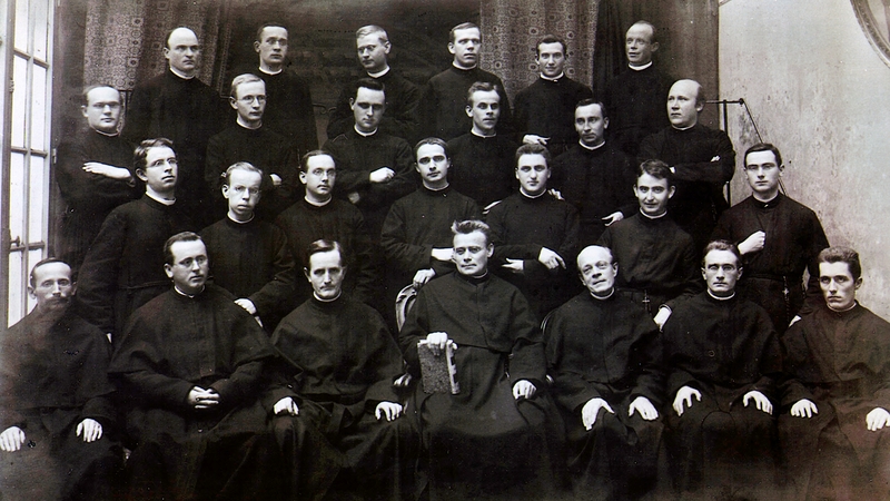 Die Teilnehmer des I. Generalkapitels im Oktober 1902, 1. Reihe Mitte: Pater Franziskus Jordan / Bildnachweis: Archiv der Österreichischen Pro-Provinz der Salvatorianer (asa), asa-01.2.1.11, Peda-Serie Nr. 11a