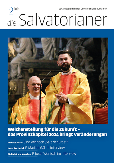 Das Cover von 'die Salvatorianer' 2/24 zeigt P. Márton Gál, der in einer katholischen Messe spricht. Er ist in einem gelb-roten Messgewand gekleidet. Die Szene spielt in der Michaelerkirche, die mit Statuen und Skulpturen geschmückt ist / Salvatorianer/Manu Nitsch Das Cover von 'die Salvatorianer' 2/24 zeigt P. Márton Gál, der in einer katholischen Messe spricht. Er ist in einem gelb-roten Messgewand gekleidet. Die Szene spielt in der Michaelerkirche, die mit Statuen und Skulpturen geschmückt ist