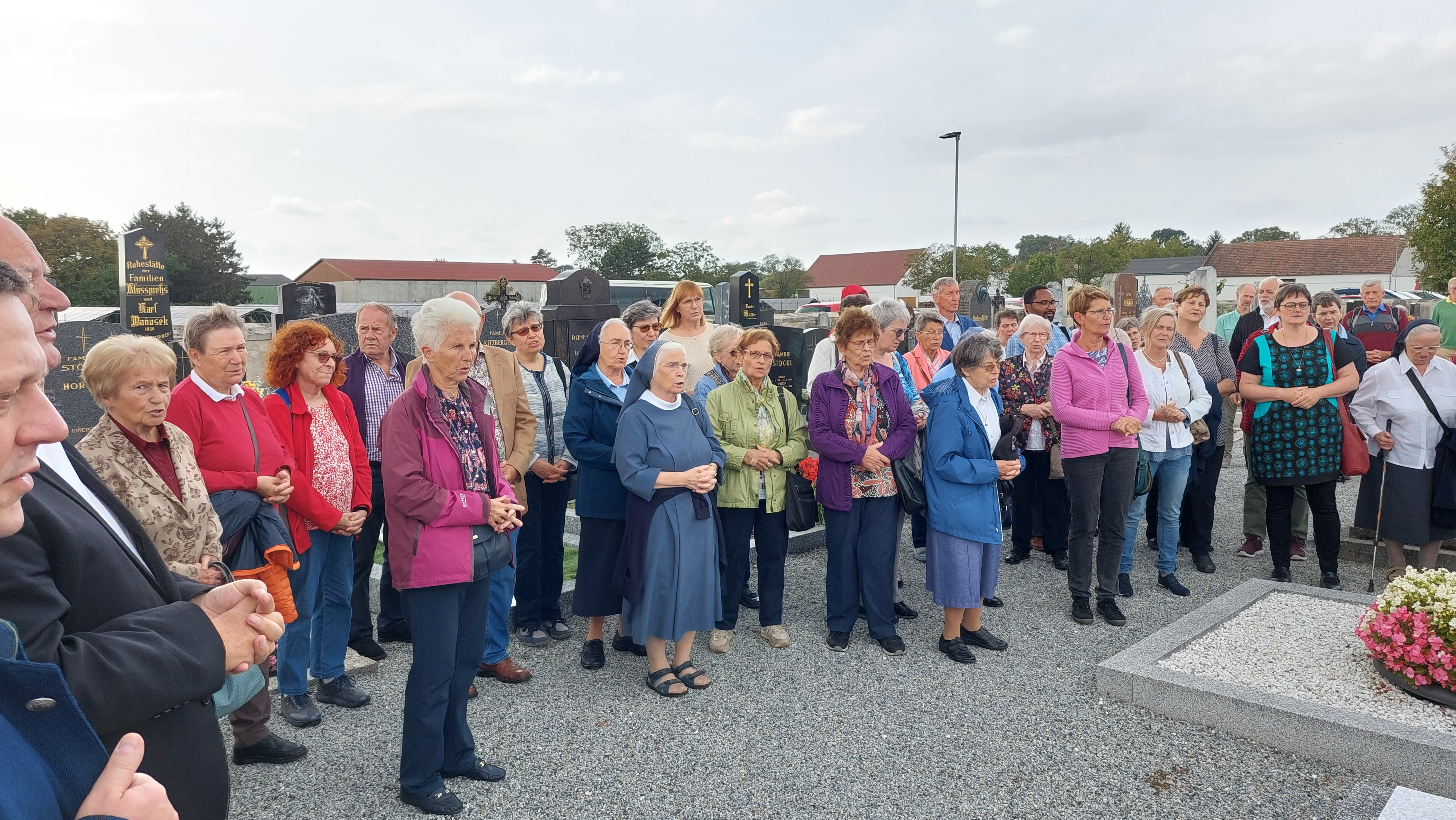 Auf dem Friedhof von Margarethen am Moos wurde den verstorbenen Salvatorianern gedacht. / Robert Sonnleitner Auf dem Friedhof von Margarethen am Moos wurde den verstorbenen Salvatorianern gedacht.