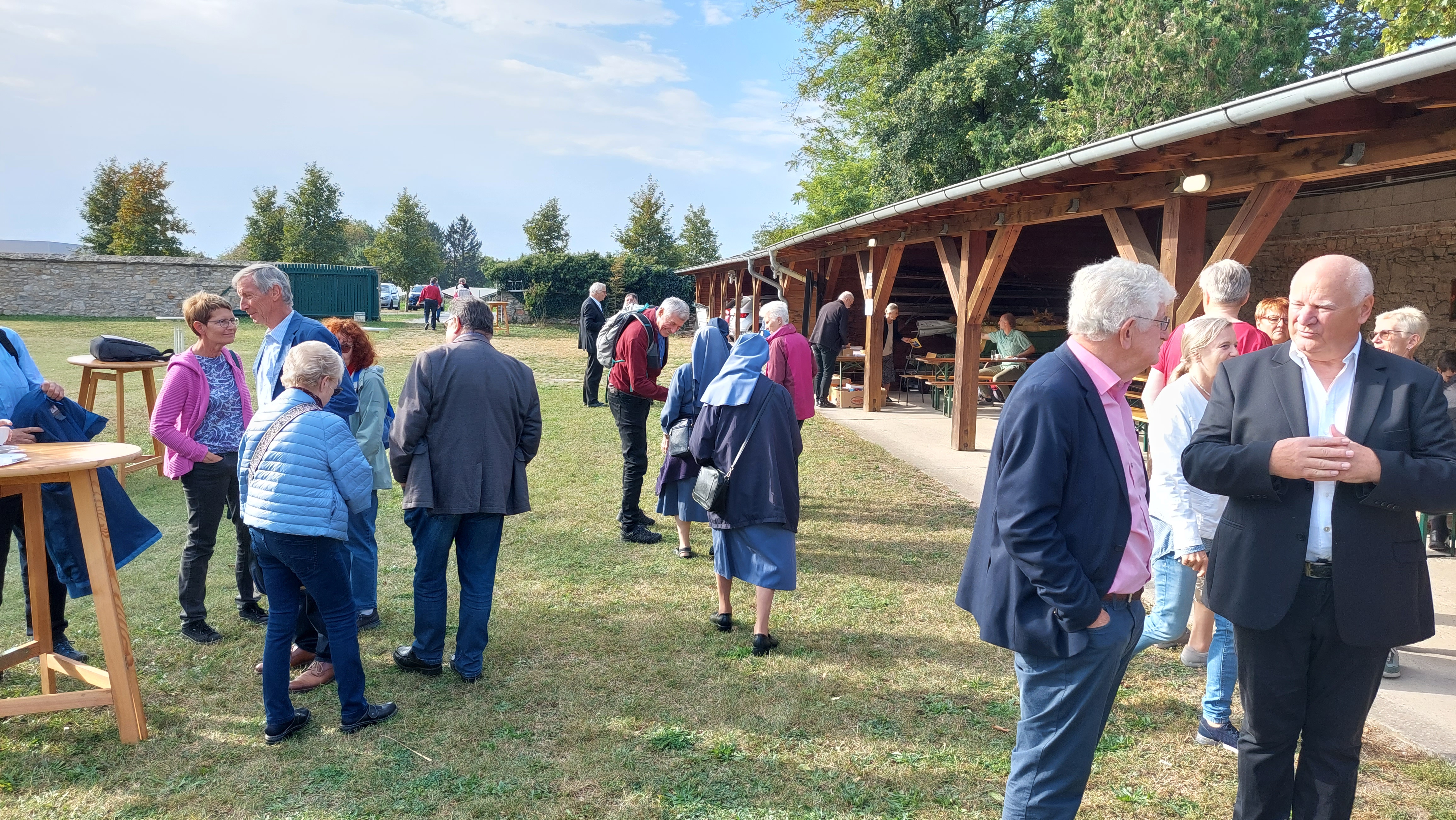 Der Begegnungstag der Salvatorianer startete im Garten des Salvatorianer-Kollegs. / Robert Sonnleitner Der Begegnungstag der Salvatorianer startete im Garten des Salvatorianer-Kollegs.