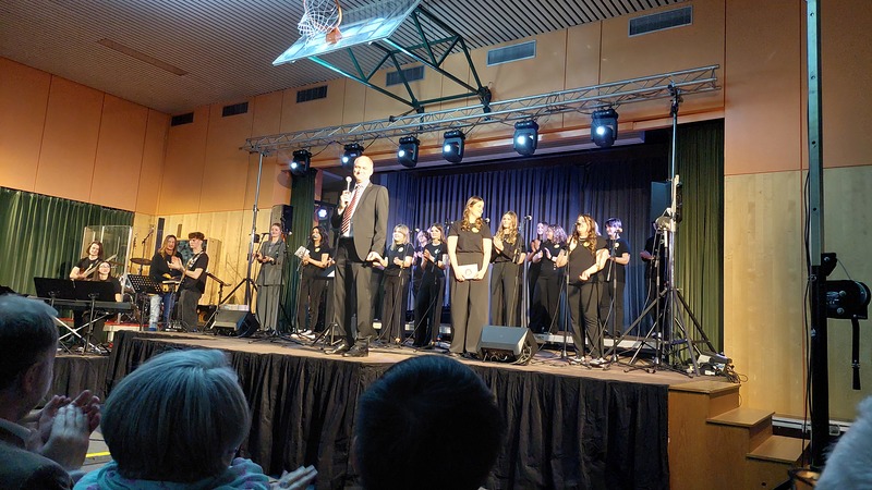 Direktor Hannes Schuster vom BORG Bad Radkersburg und das Schul-Ensemble „Music&Voice“