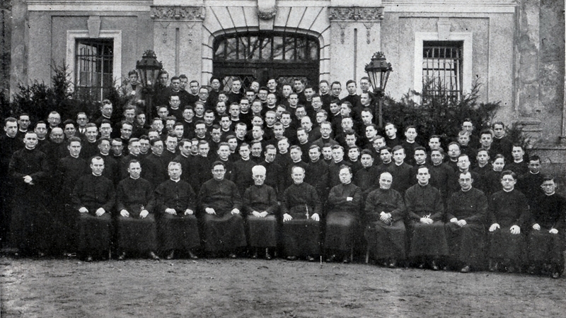 Generalobere P. Pankratius Pfeiffer (sitzend, 5. v. links) besucht das internationale Ausbildungshaus in Heinzendorf/Schlesien, Februar/März 1933 / Bildnachweis: van Meijl, Peter SDS, Erzähl mir die Geschichte von Pater Titus Helde SDS (*1905 - +1945), Wien 2011, S. 53