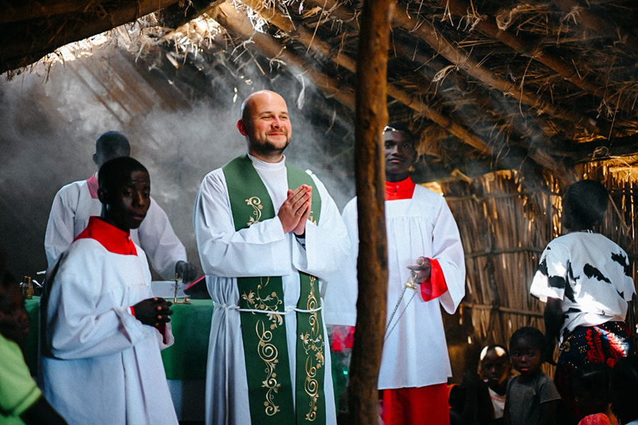 Die Feier einer Messe im ländlichen Sambia: neben der alltäglichen pastoralen Arbeit fördert man das lokale Bildungswesen. / Salvatorianer weltweit Die Feier einer Messe im ländlichen Sambia: neben der alltäglichen pastoralen Arbeit fördert man das lokale Bildungswesen.