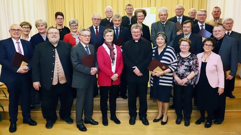 Die Geehrten mit Bischof Manfred Scheuer
