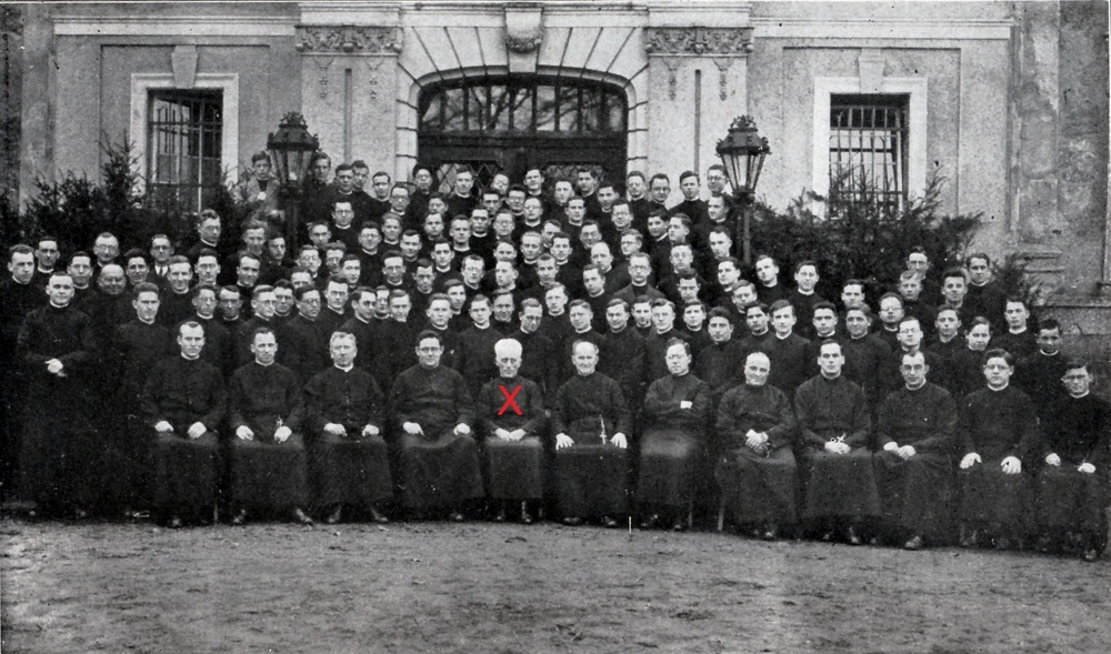Generalobere P. Pankratius Pfeiffer (sitzend, 5. v. links) besucht das internationale Ausbildungshaus in Heinzendorf/Schlesien, Februar/März 1933 / Bildnachweis: van Meijl, Peter SDS, Erzähl mir die Geschichte von Pater Titus Helde SDS (*1905 - +1945), Wien 2011, S. 53