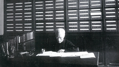 P. Pfeiffer im Mutterhaus in Rom. Er hat flüchtige, hilfesuchende Menschen wortwörtlich hinter einer Wand aus Akten versteckt.