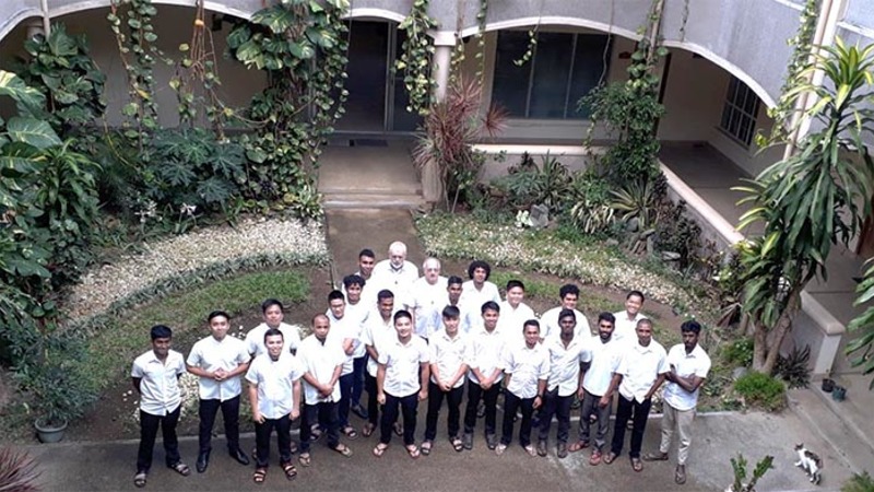 Gruppenbild im Innenhof / Josef Wilfing Gruppenbild mit Katze in unserem Innenhof, P. Hermann und ich im Hintergrund