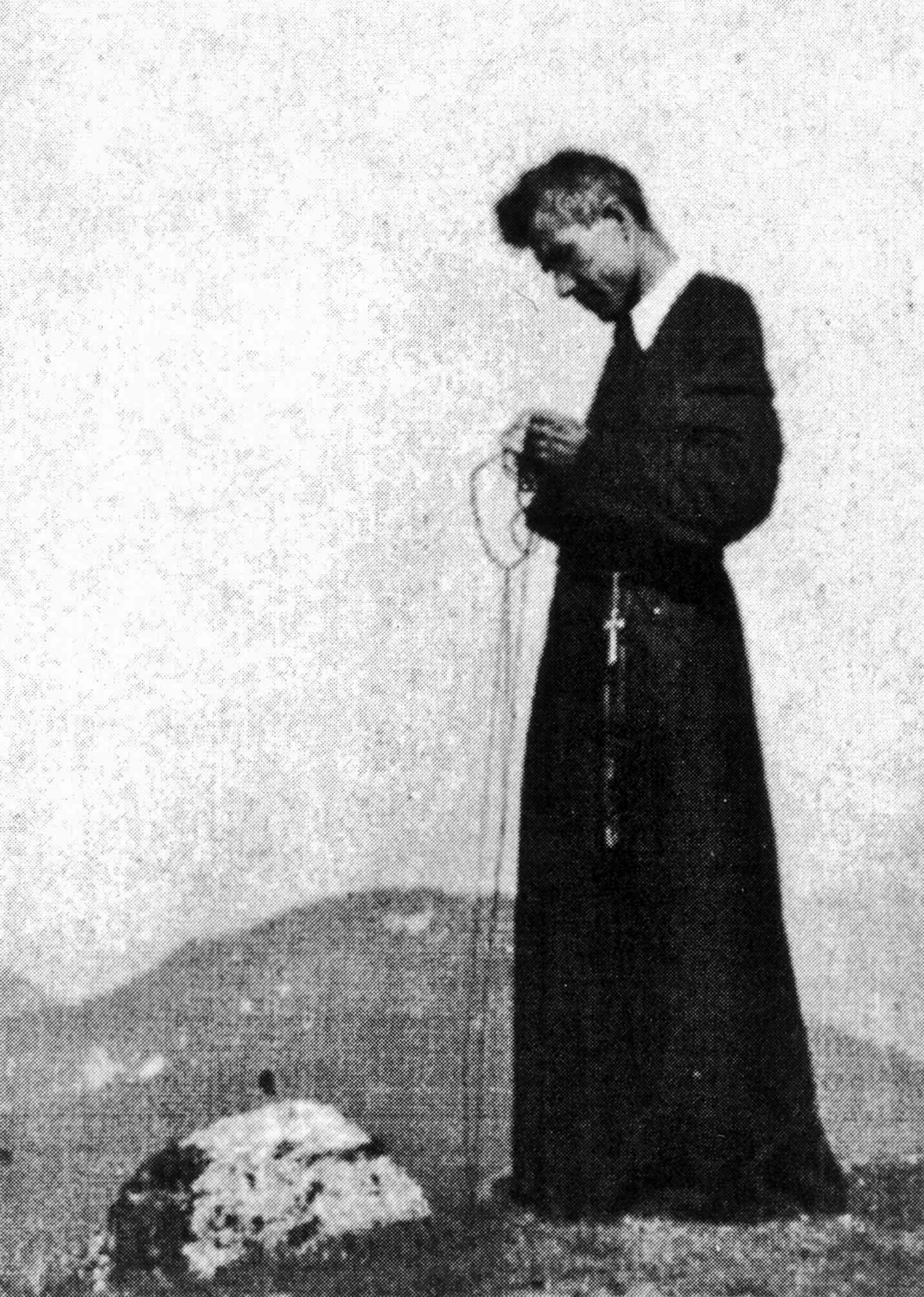 P. Paulus Weinschrott SDS beim Rosenkranzbinden