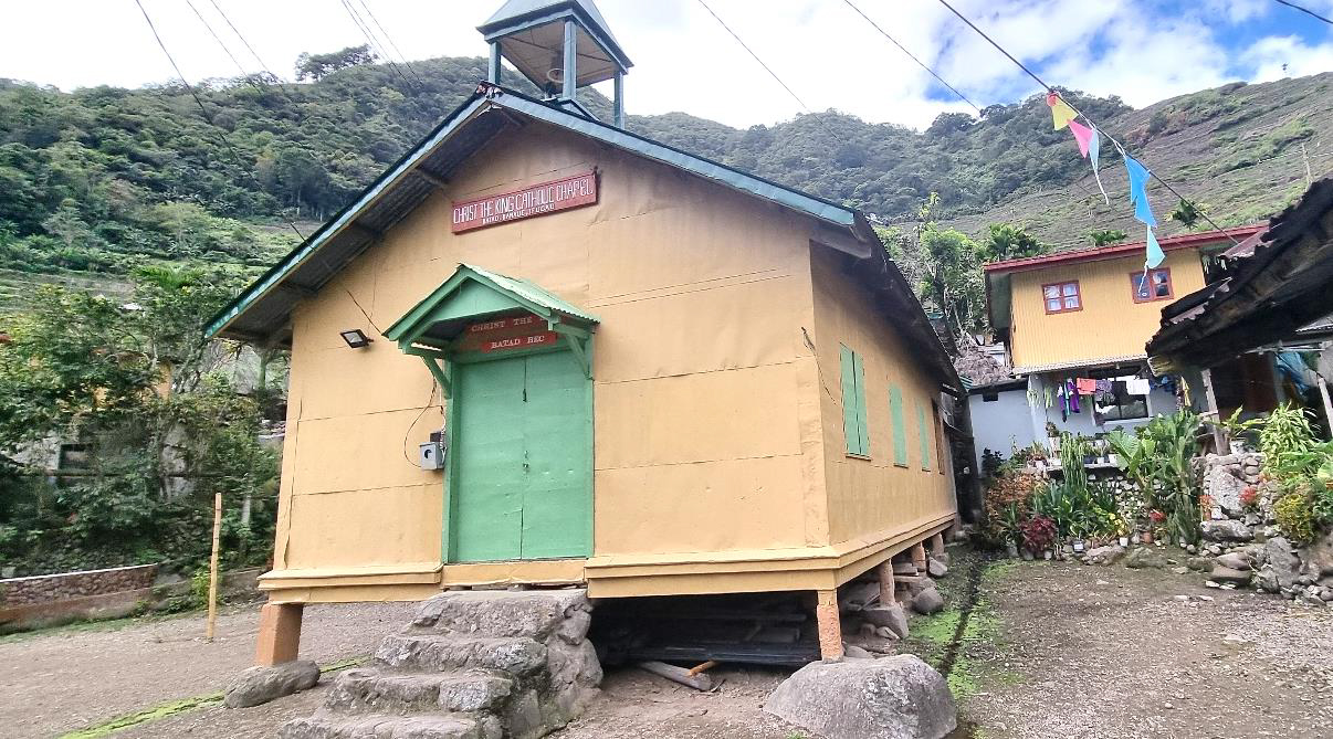 Die einfache katholische Kirche im Dorf Batad. Im Hintergrund sind die Terrassen erkennbar